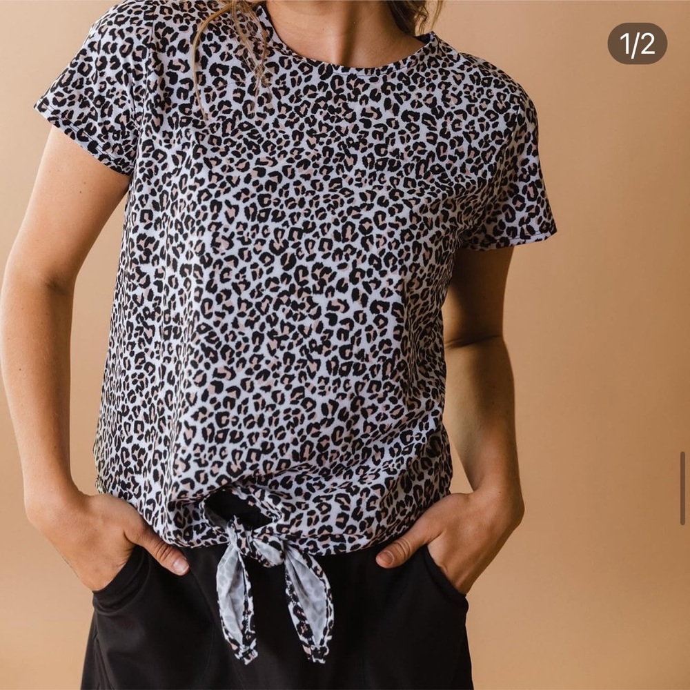 Albion Fit Cheetah front tie top, like new!